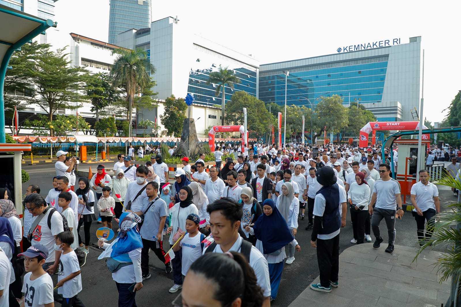 Kemnaker Gelar Jalan Sehat Sambut HUT RI ke-79 dan HUT Kemnaker ke-77