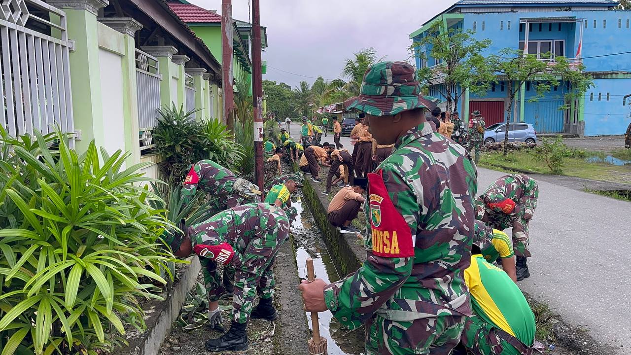 Kodim 1710/Mimika Gelar Karya Bakti Pembersihan Masjid Sambut HUT Ke-79 TNI