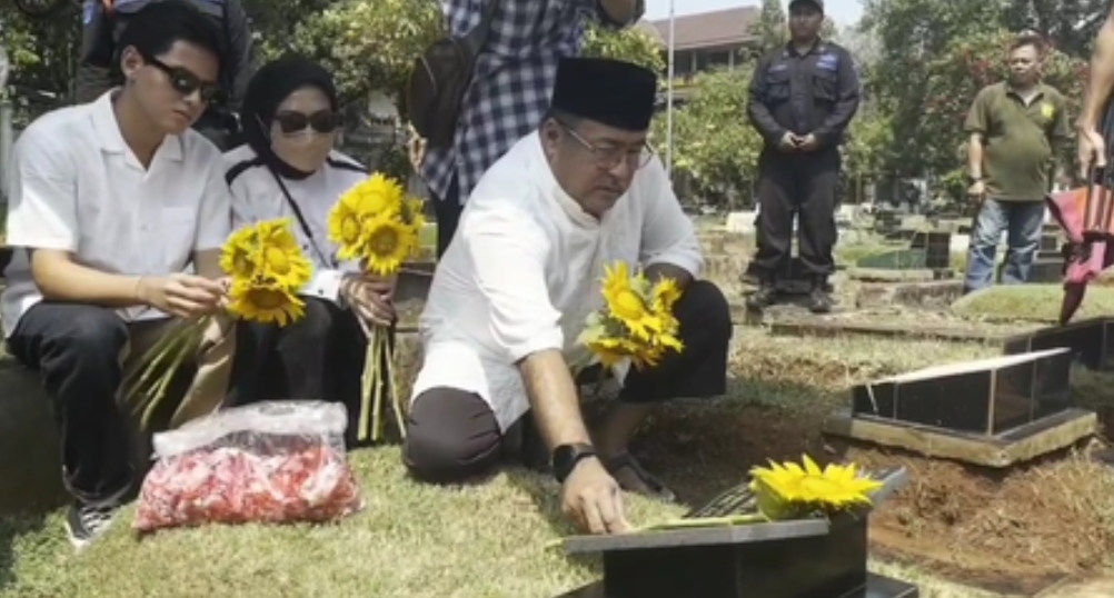 Teringat Ucapan Babeh Sabeni Jadi Gubernur, Rano Karno Ziarah ke Makam Benyamin Sueb