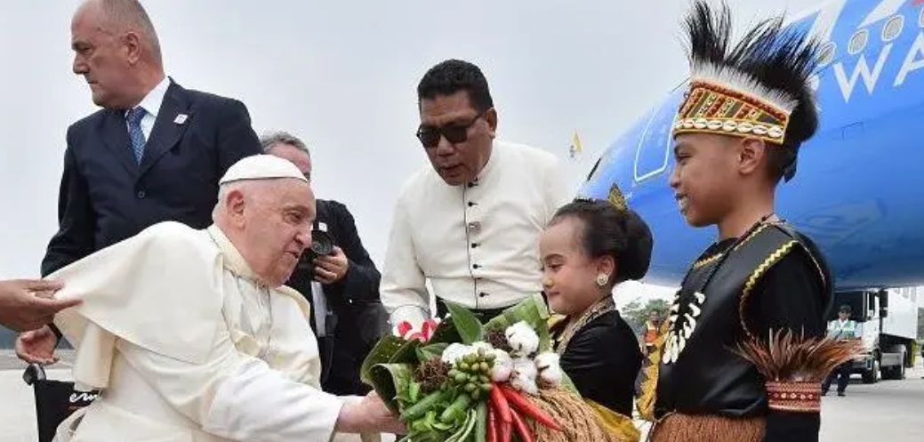 Warga Antusias Ingin Melihat Paus Fransiskus