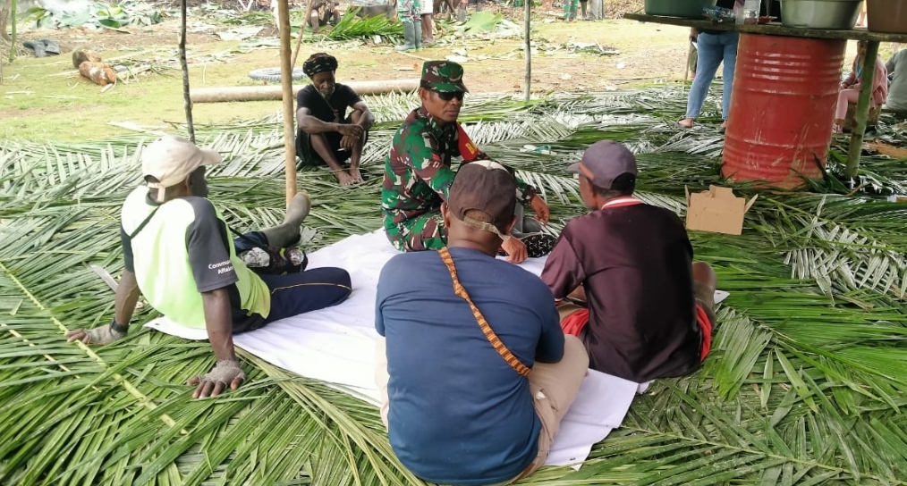 Ikut Berbelasungkawa, Danramil 06/Agimuga Melayat Kerumah Duka Warga Binaannya