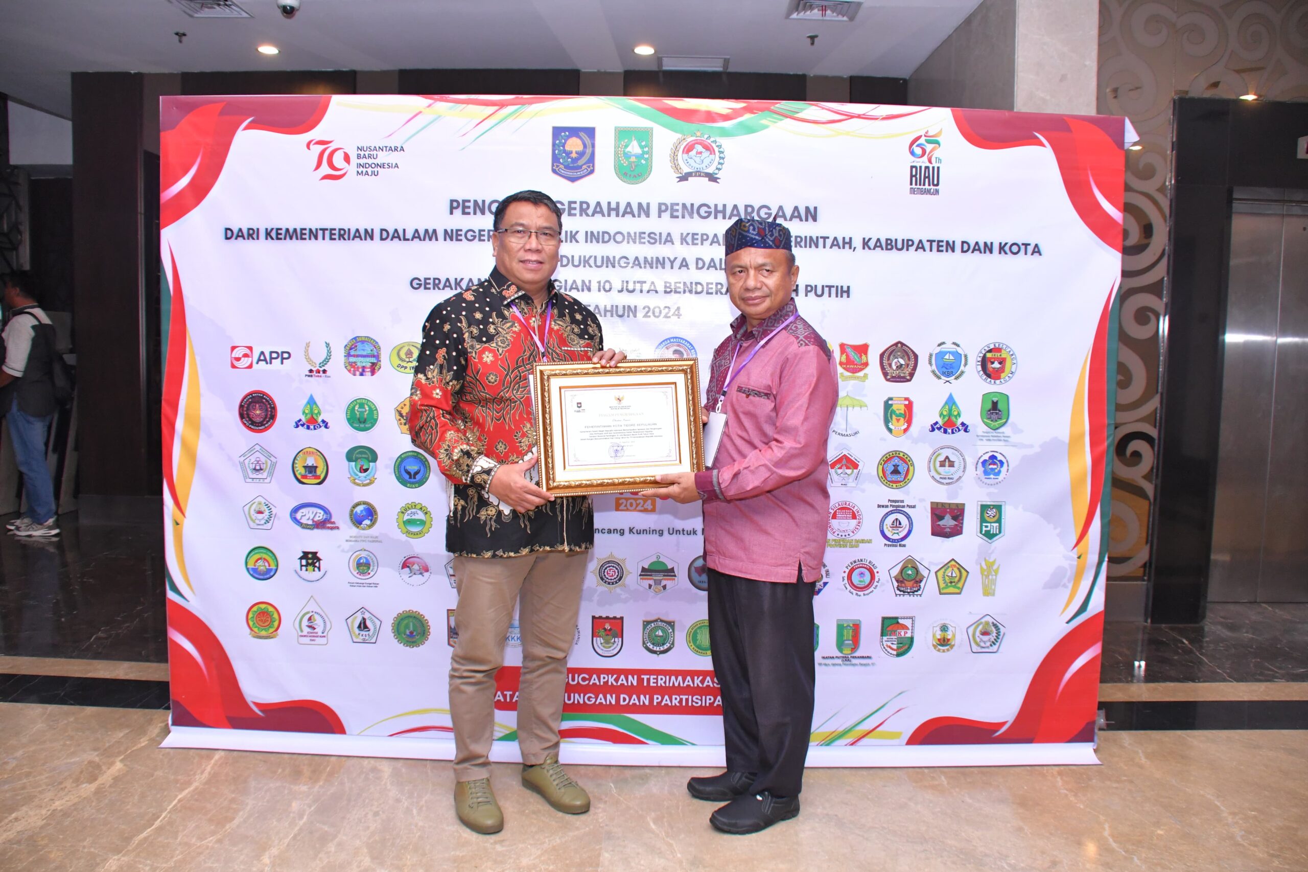 Pemkot Tidore Raih Penghargaan Kemendagri atas Dukungan dalam Gerakan 10 Juta Bendera Merah Putih