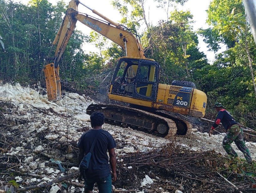 Satgas TMMD ke-122 Kodim Raja Ampat Percepat Pembangunan Jalan di Medan Terjal Saporkren