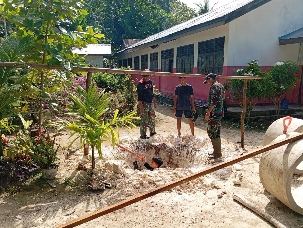 Satgas TMMD Ke-122 Lanjutkan Pembuatan Sumur Gali di Bawah Terik Matahari