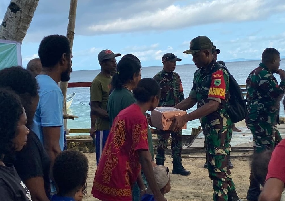 Kodim 1805/Raja Ampat Berbagi Bingkisan Sembako Dalam Rangkaian Kegiatan TMMD