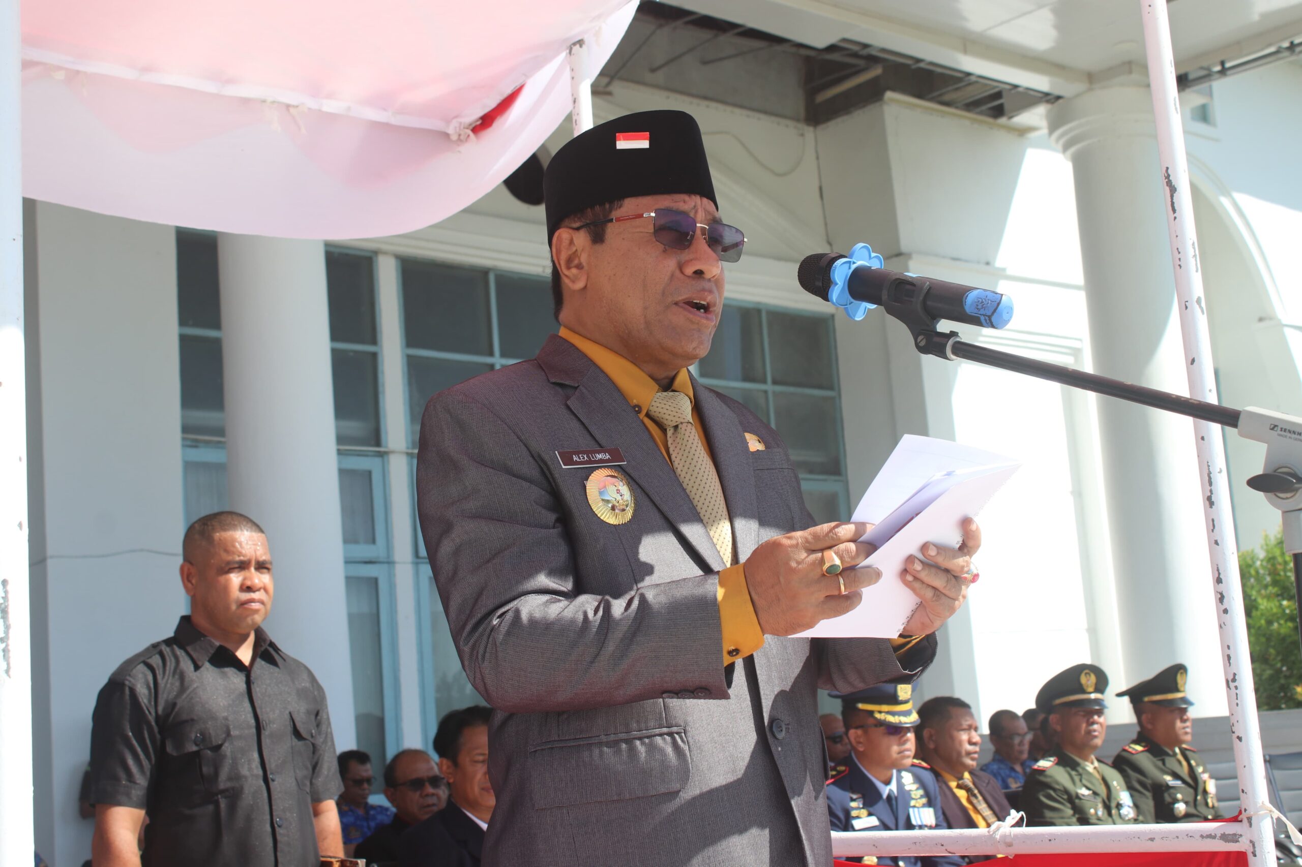 Pj. Bupati Kupang Sampaikan Pesan Mensos RI dalam Upacara Hari Pahlawan di Oelamasi