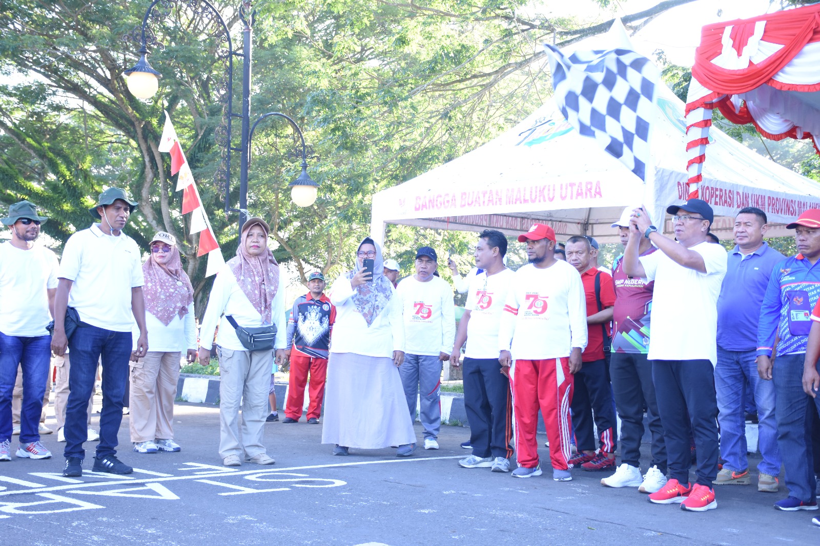 Gerak Jalan Kesegaran: Momen Kebersamaan di HUT ke-79 PGRI Kota Tidore Kepulauan