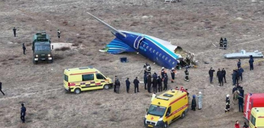 Pesawat Penumpang Azerbaijan Airlines Jatuh di Kota Aktau, Kazakhstan